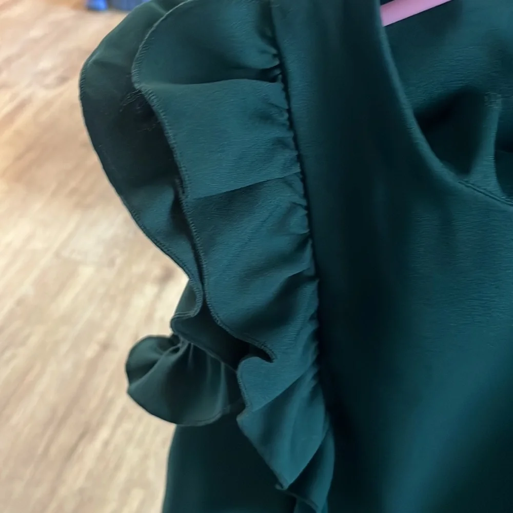 Pretty green top - Picture 2 of 6